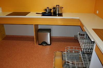 Arbotel - 014.jpg - Gästeküche mit Induktionsherd und Geschirrspüler
